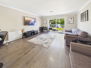 LIVING ROOM- click for photo gallery